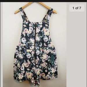 New Wild Fable Black Floral Zip Up Overalls Sh…